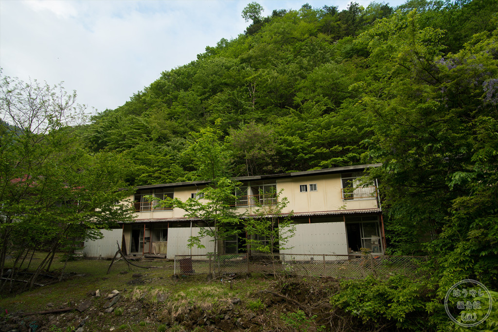 小倉沢集落にあったアパートの廃墟