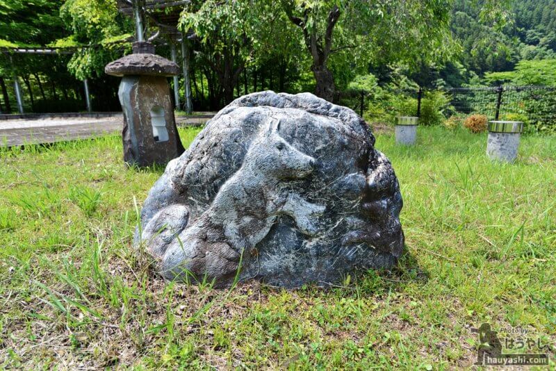 犬が彫られた岩