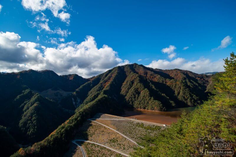 金龍山山頂から見た鉱滓ダム「簀子橋堆積場」