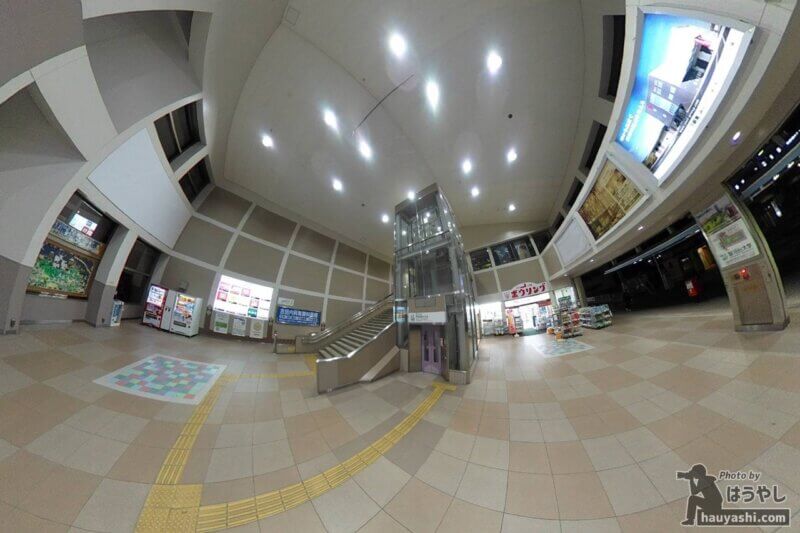 360度カメラで撮影した西武鉄道の飯能駅コンコース（360度カメラ「RICOH THETA SC2」）