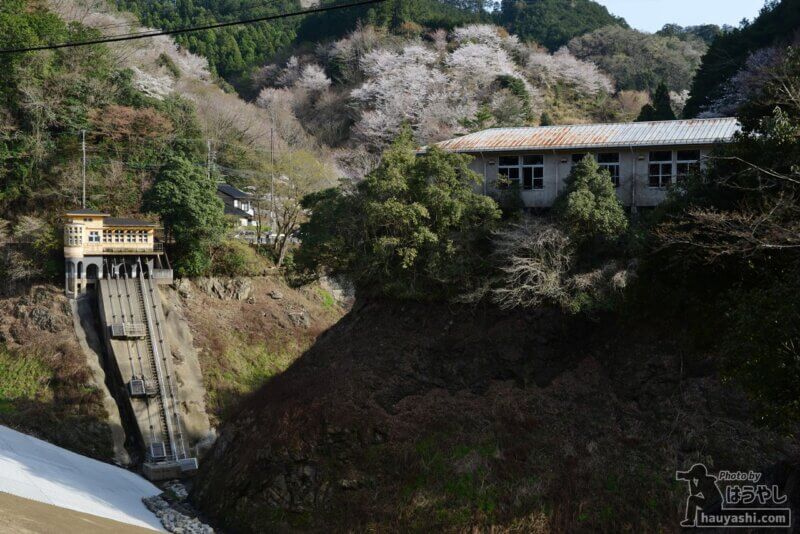 鎌北湖用水管理棟と廃ホテル