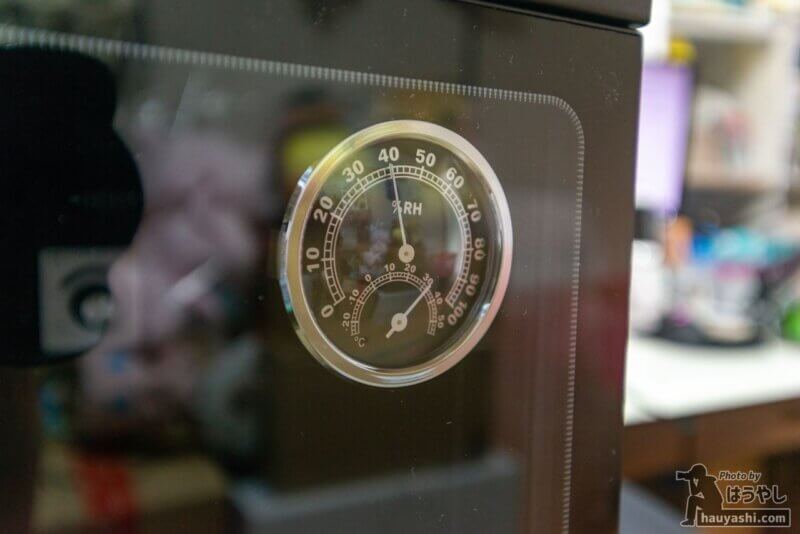 扉部分に設置されたアナログ式の湿度計と温度計